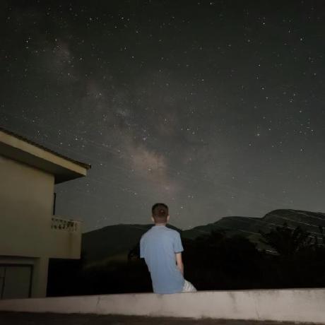 Foto de Gerard Alvear bajo la Vía Láctea